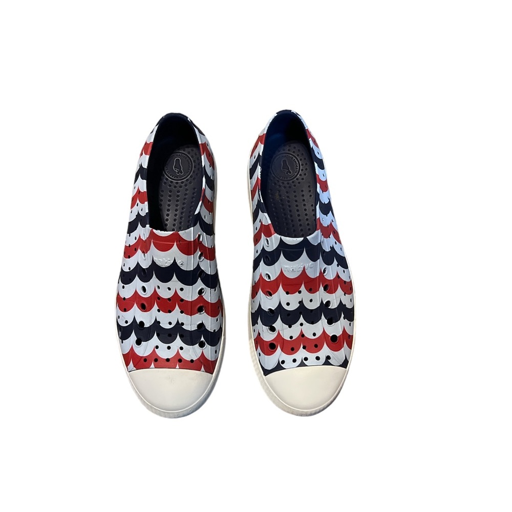 Native Unisex Jefferson Slip On Shoes in‎ Patriotic Waves Women's 11 Men's 9